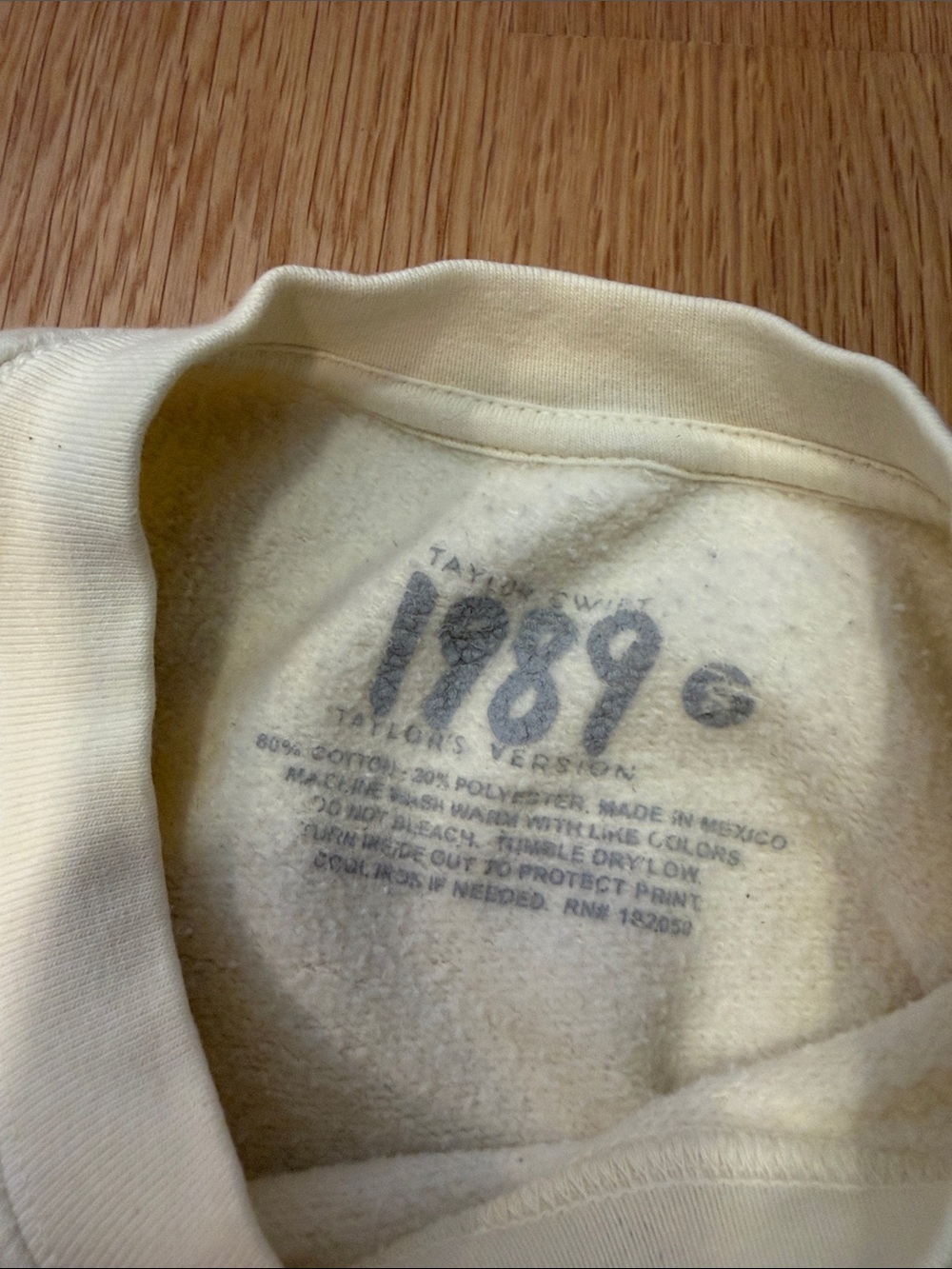 Taylor Swift 1989 sweatshirt - Picture 3 of 4